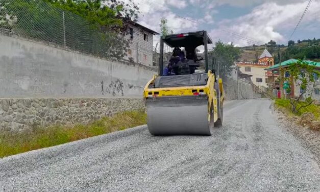 Noticias para migrantes Ecuatorianos Colocan asfalto en la vía  Chicán – Certag