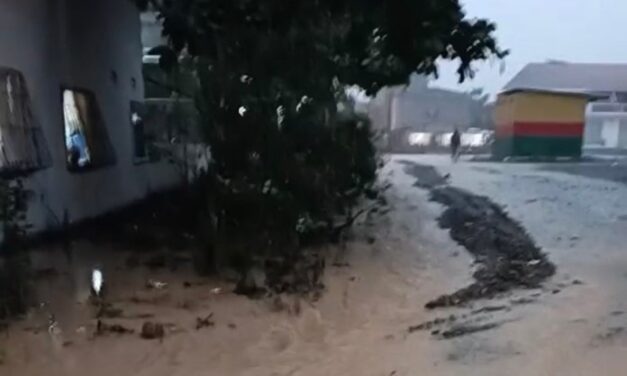 Noticias para migrantes Ecuatorianos Fuertes lluvias en Ponce Enriquez dejan una persona fallecida, vehiculos atrapados y daños estructurales