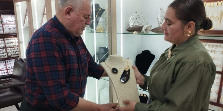 Noticias para migrantes Ecuatorianos Dos artesanos reinventan la forma del calzado y la joyería