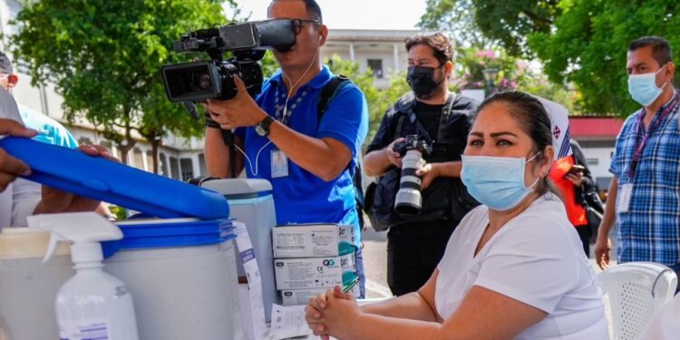Vacunación en Ecuador ante el resurgimiento de fiebre amarilla y tosferina.