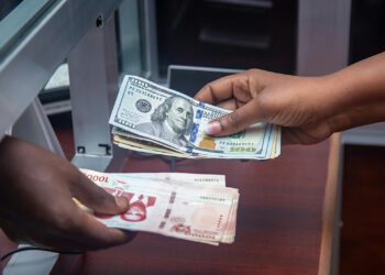 Documentos y requisitos necesarios para que migrantes ecuatorianos abran una cuenta bancaria en Estados Unidos.