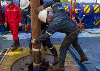 Noticias para migrantes Ecuatorianos Ecuador busca aumentar su producción petrolera mediante dos contratos millonarios con la china Sinopec