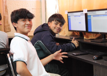 Estudiante ecuatoriano tomando la prueba internacional PISA.