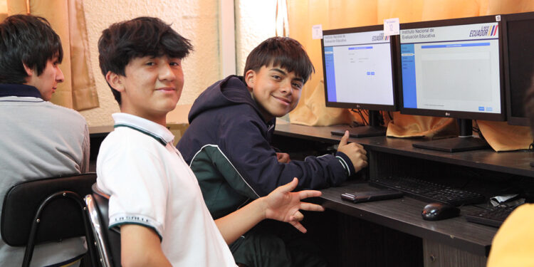 Estudiante ecuatoriano tomando la prueba internacional PISA.