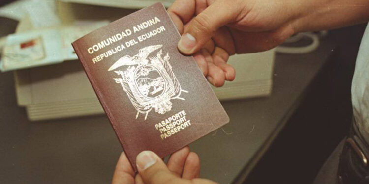 El pasaporte es el primer paso para que muchos ecuatorianos inicien su trámite de doble nacionalidad.