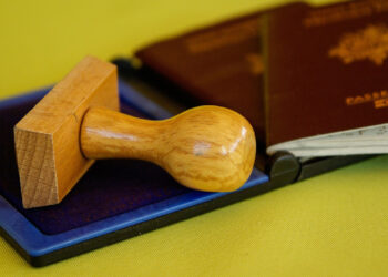 Cómo obtener o renovar tu pasaporte ecuatoriano desde el extranjero sin estrés.