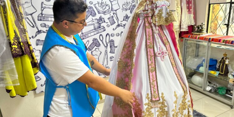 Noticias para migrantes Ecuatorianos Dos trajes para recibir a la Virgen del Cisne en Cuenca