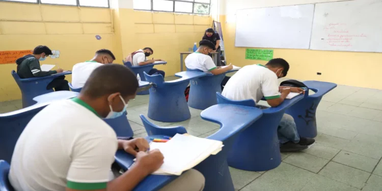 Noticias para migrantes Ecuatorianos Ministerio de Educación dispone el uso de mascarillas en cuatro provincias