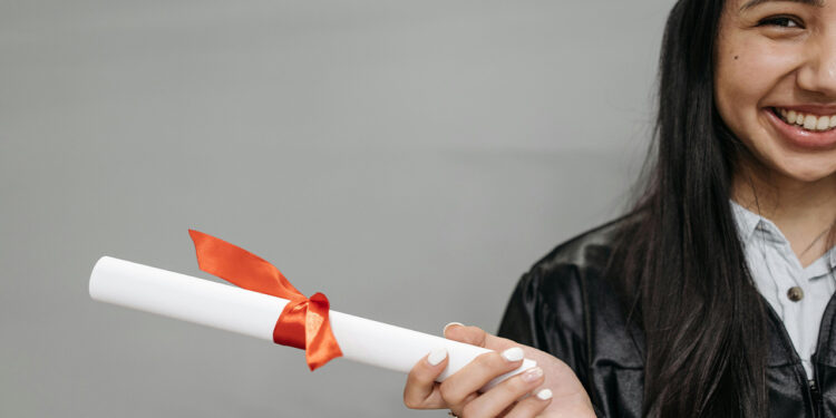 Chile y Ecuador agilizan reconocimiento de títulos universitarios para profesionales y estudiantes