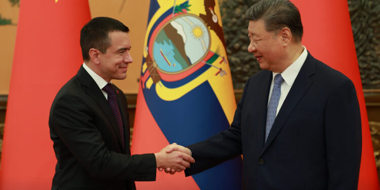 China y España impulsan inversión millonaria en energía renovable en Ecuador