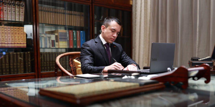 Ecuador negocia con la Unión Europea instalación de base militar conjunta para combatir narcotráfico tras reforma constitucional