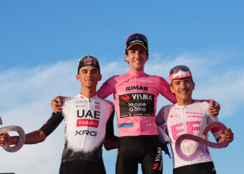 Carapaz en el podio del Giro 2025.