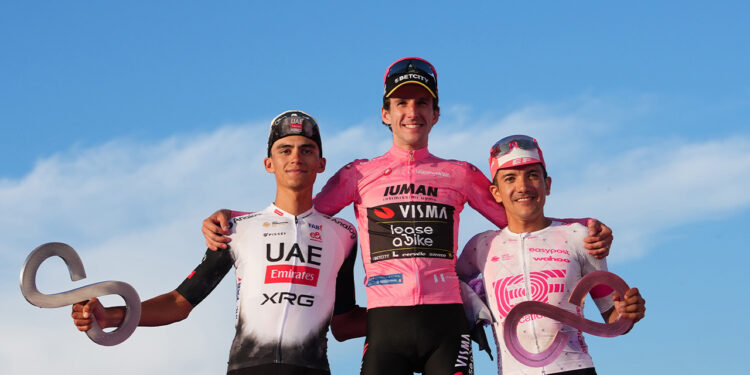 Carapaz en el podio del Giro 2025.