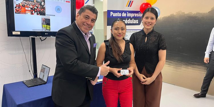 Ecuador lanza punto de impresión de cédulas para migrantes en Madrid