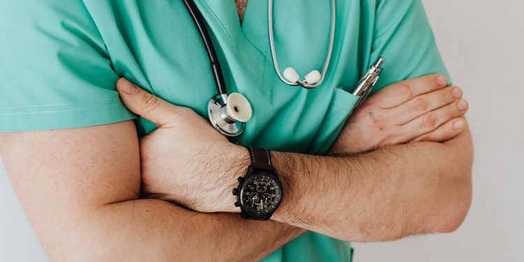 Examen médico bajo sospecha: Ecuador exige respuestas a Argentina