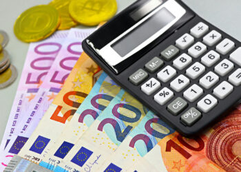 Migrantes en España envían remesas sin pagar comisiones a Ecuador