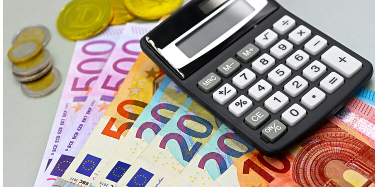 Migrantes en España envían remesas sin pagar comisiones a Ecuador