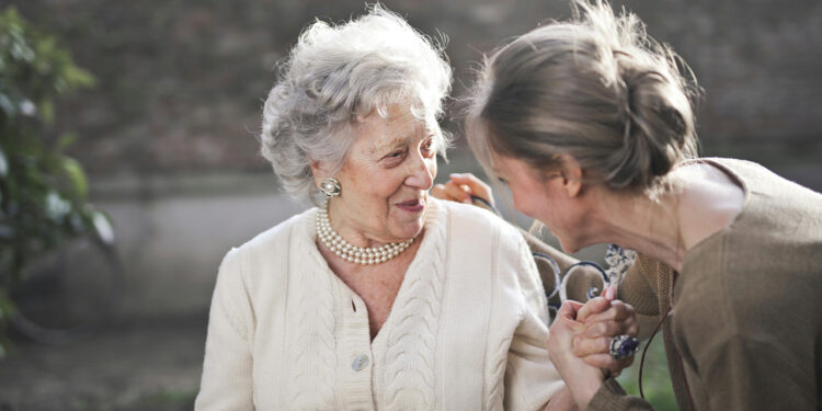 ¿Viviste fuera de Ecuador? Aprende a sumar aportes al IESS desde el exterior para tu jubilación