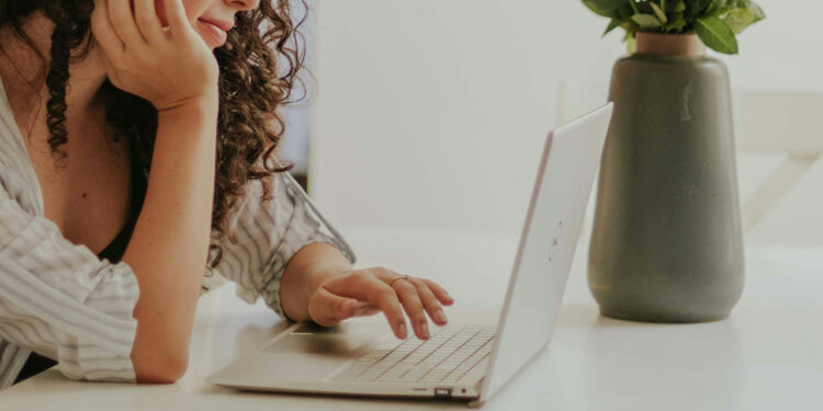 Gobierno Otorga 600 Becas Virtuales a Mujeres en Ecuador