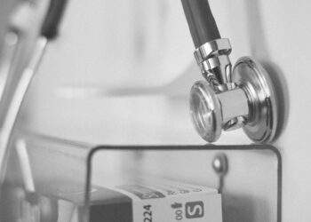 Argentina ya no validará títulos médicos de Ecuador