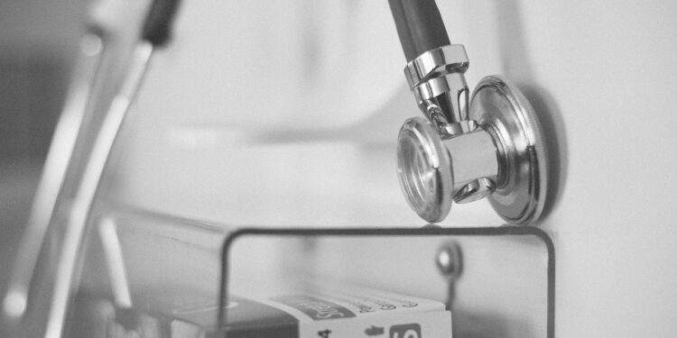 Argentina ya no validará títulos médicos de Ecuador