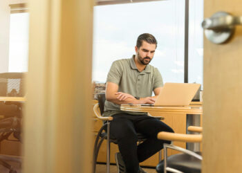 Profesionales participando en la Feria de Empleo Expo Multitrabajos 2025 en Ecuador