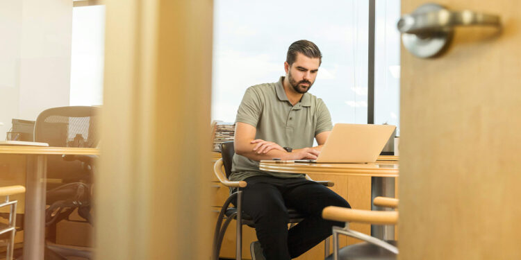 Profesionales participando en la Feria de Empleo Expo Multitrabajos 2025 en Ecuador