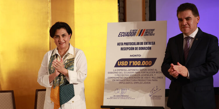 Suzuki entrega becas y vehículos híbridos a jóvenes líderes comunitarios en Ecuador