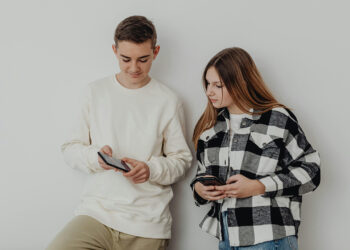 Parlamento francés propone restricciones digitales para menores y adolescentes