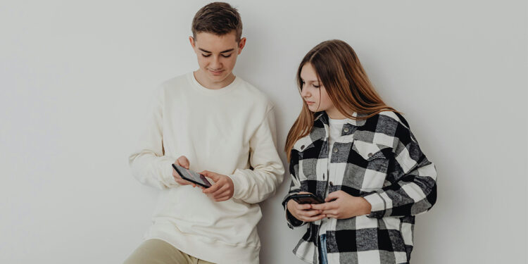 Parlamento francés propone restricciones digitales para menores y adolescentes