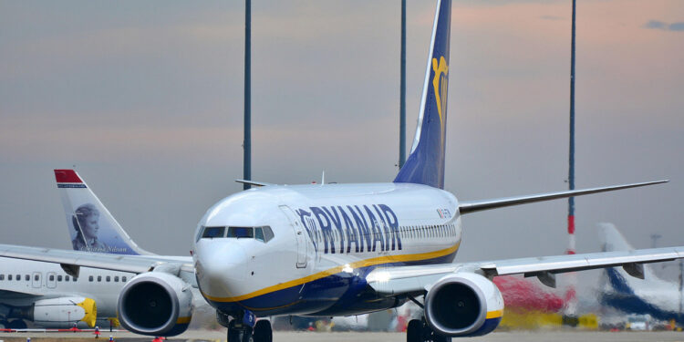 Ryanair recorta vuelos en España y alerta aeropuertos regionales