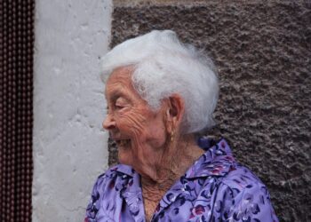 SRI compensa a adultos mayores tras alza del diésel