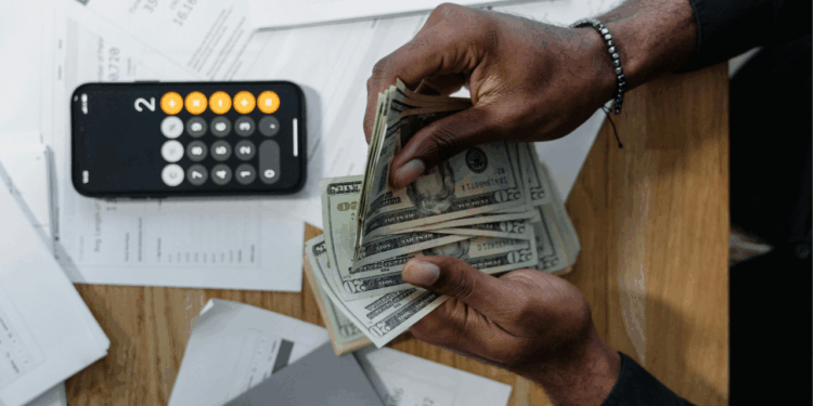 Subir el salario básico a USD 650 generaría más informalidad