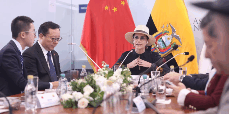 Embajador de China visita la Asamblea Nacional para reforzar lazos bilaterales