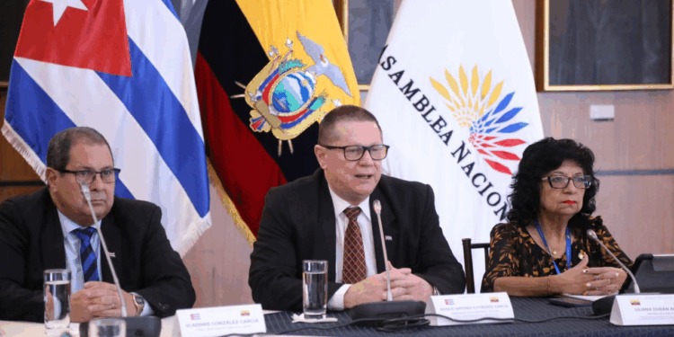 Embajador de Cuba destaca la solidaridad entre Ecuador y Cuba en encuentro parlamentario