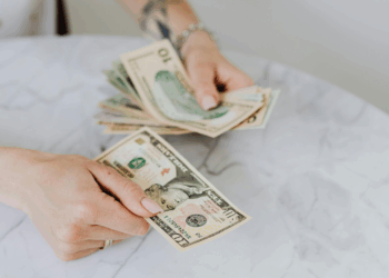 Cinco empresas privadas se suman al adelanto del décimo tercer sueldo