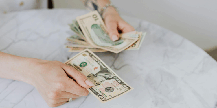 Cinco empresas privadas se suman al adelanto del décimo tercer sueldo