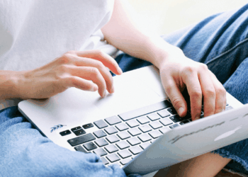 Asambleísta Graciela Ramírez presenta propuesta de notaría electrónica para migrantes