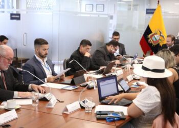 Representantes de SOLCA durante su intervención en la Asamblea Nacional sobre la Ley de Cáncer