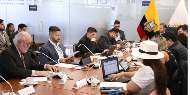 Representantes de SOLCA durante su intervención en la Asamblea Nacional sobre la Ley de Cáncer