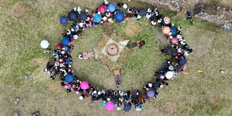 Noticias para migrantes Ecuatorianos Proyecto Coraza y otras actividades en el Inti Raymi del complejo arqueológico de Chobshi, en Sígsig