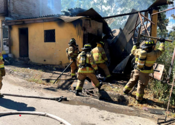 Noticias para migrantes Ecuatorianos Durante dos hora y media, bomberos combatieron incendio que consumió vivienda en Santa Isabel