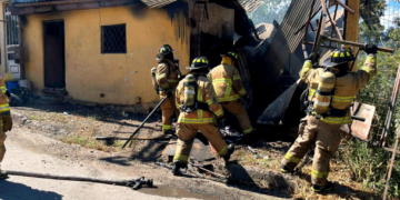 Noticias para migrantes Ecuatorianos Durante dos hora y media, bomberos combatieron incendio que consumió vivienda en Santa Isabel