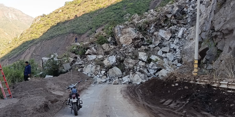 Noticias para migrantes Ecuatorianos Nuevo derrumbe agrava la situación en la vía Cuenca – Girón – Pasaje