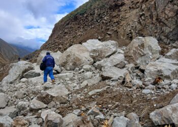 Noticias para migrantes Ecuatorianos Caída de rocas bloquea nuevamente la vía Cuenca-Girón-Pasaje