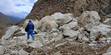 Noticias para migrantes Ecuatorianos Caída de rocas bloquea nuevamente la vía Cuenca-Girón-Pasaje