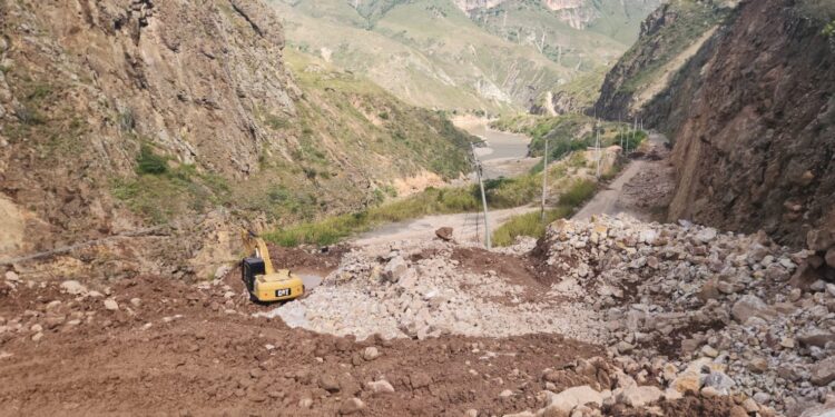 Noticias para migrantes Ecuatorianos De 3 a 4 semanas estará cerrada la vía Cuenca – Girón – Pasaje. Analizan declarar la emergencia vial