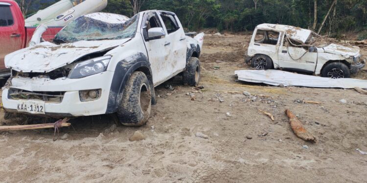 Noticias para migrantes Ecuatorianos «Me aferré a una rama y permanecí suspendido»: el relato de un sobreviviente del aluvión en Guadalupe