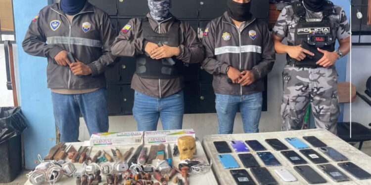 Noticias para migrantes Ecuatorianos Maquina de tatuajes, armas y celulares entre los objetos prohibidos hallados en la cárcel de Macas