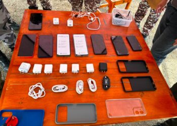 Noticias para migrantes Ecuatorianos Ocho teléfonos móviles decomisados en cárcel femenina de Cañar